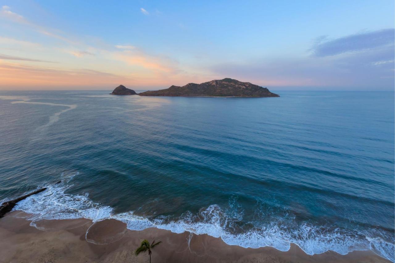 Courtyard By Marriott Mazatlan Beach Resort Exterior foto